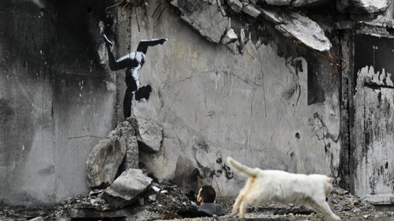 Banksy เผยภาพผลงานใหม่ นักยิมนาสติกบนซากปรักหักพัง ที่ยูเครน 