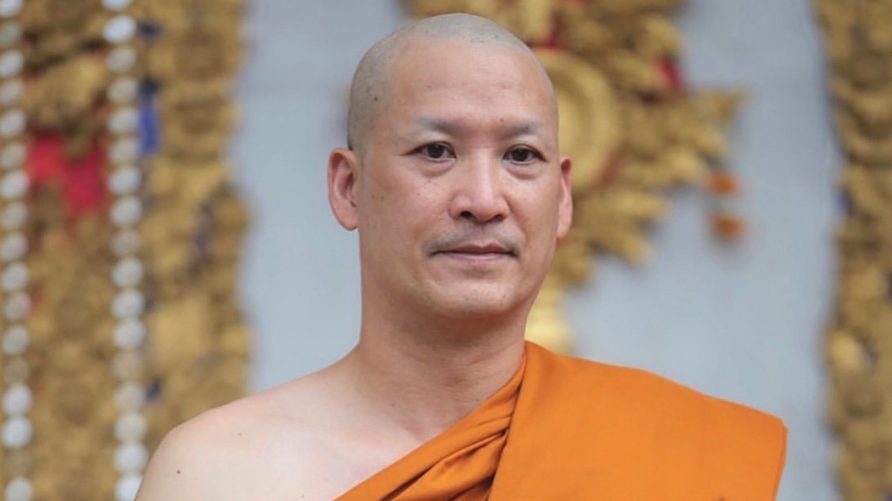พระเอกรุ่นใหญ่ อู๋ ธนากร เข้าพิธีอุปสมบทเรียบง่าย ได้ฉายาพระชุติธโณ