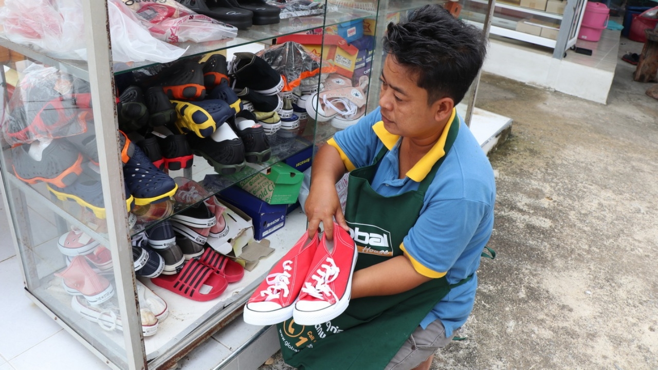 ถูกหวยทุกงวด คนดวงดีถวาย "รองเท้าผ้าใบ" แบรนด์ดัง แก้บน "ท้าวเวสสุวรรณ" หลังให้โชค