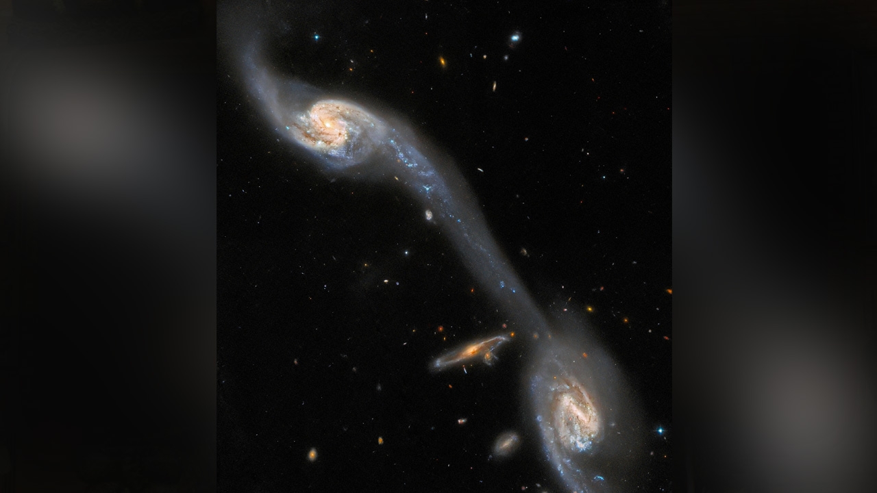 เผยภาพสะพานดวงดาวส่องสว่างเชื่อม 2 กาแล็กซี