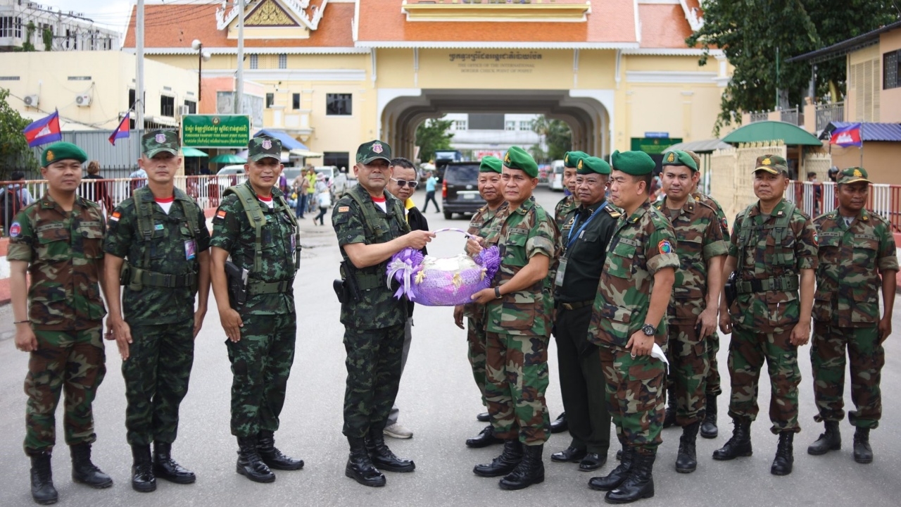 ผบ.กกล.บูรพา ตรวจเยี่ยมทหารชายแดน สานสัมพันธ์กัมพูชา ย้ำสกัดสิ่งผิดก.ม.