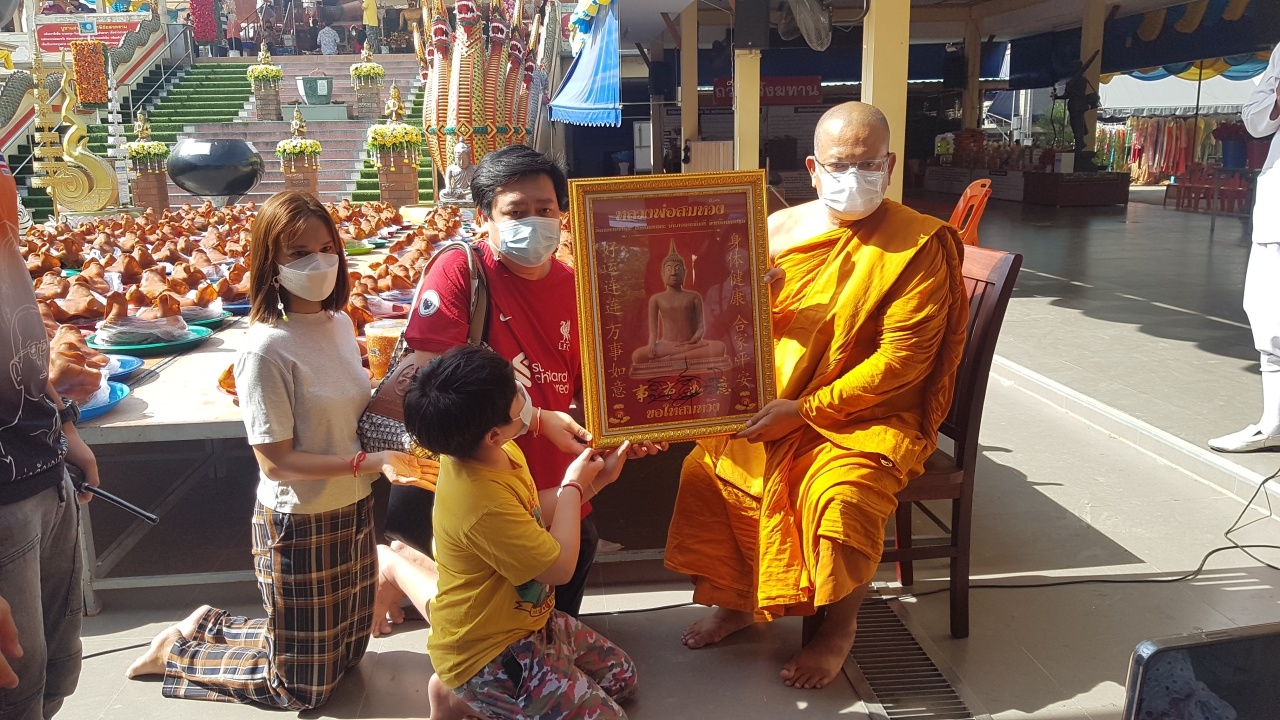 ส่อง "เลขเด็ด" หางประทัด สาวแก้บน "หลวงพ่อสมหวัง" หลังขายที่ได้กำไรหลักล้าน