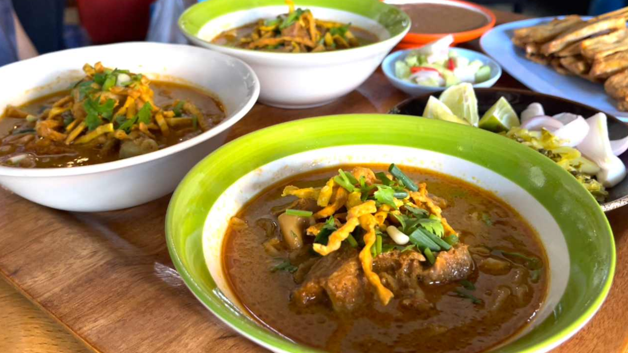 อร่อยตามรอย "เอเปก" คนแห่กิน ข้าวซอยหมี่กรอบล้านนา เมนูของดี 4 ภาค