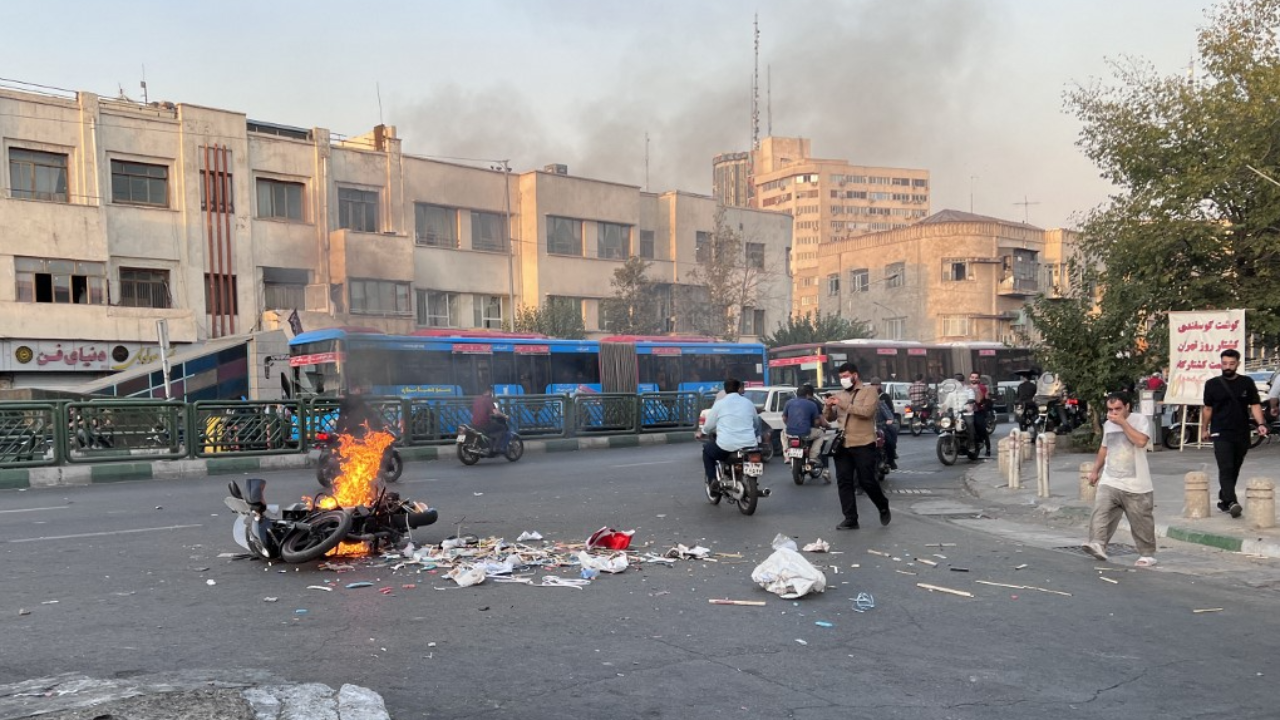 ศาลอิหร่านสั่งประหารชีวิตผู้ต้องหาที่เกี่ยวข้องกับการประท้วงเป็นรายแรก 