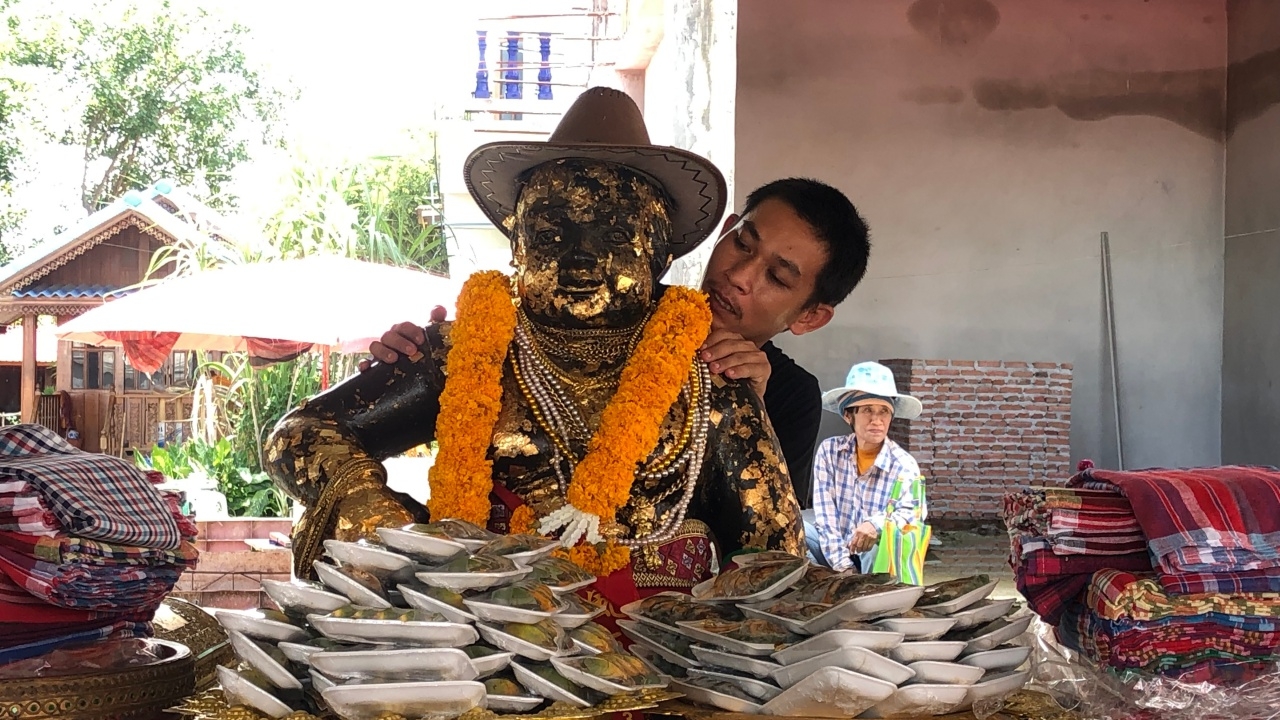 คอหวยแห่แก้บน "พ่อขุนช้าง" หลังให้โชค ไม่พลาดส่อง "เลขเด็ดงวดนี้" ลุ้นเฮโค้งสุดท้าย