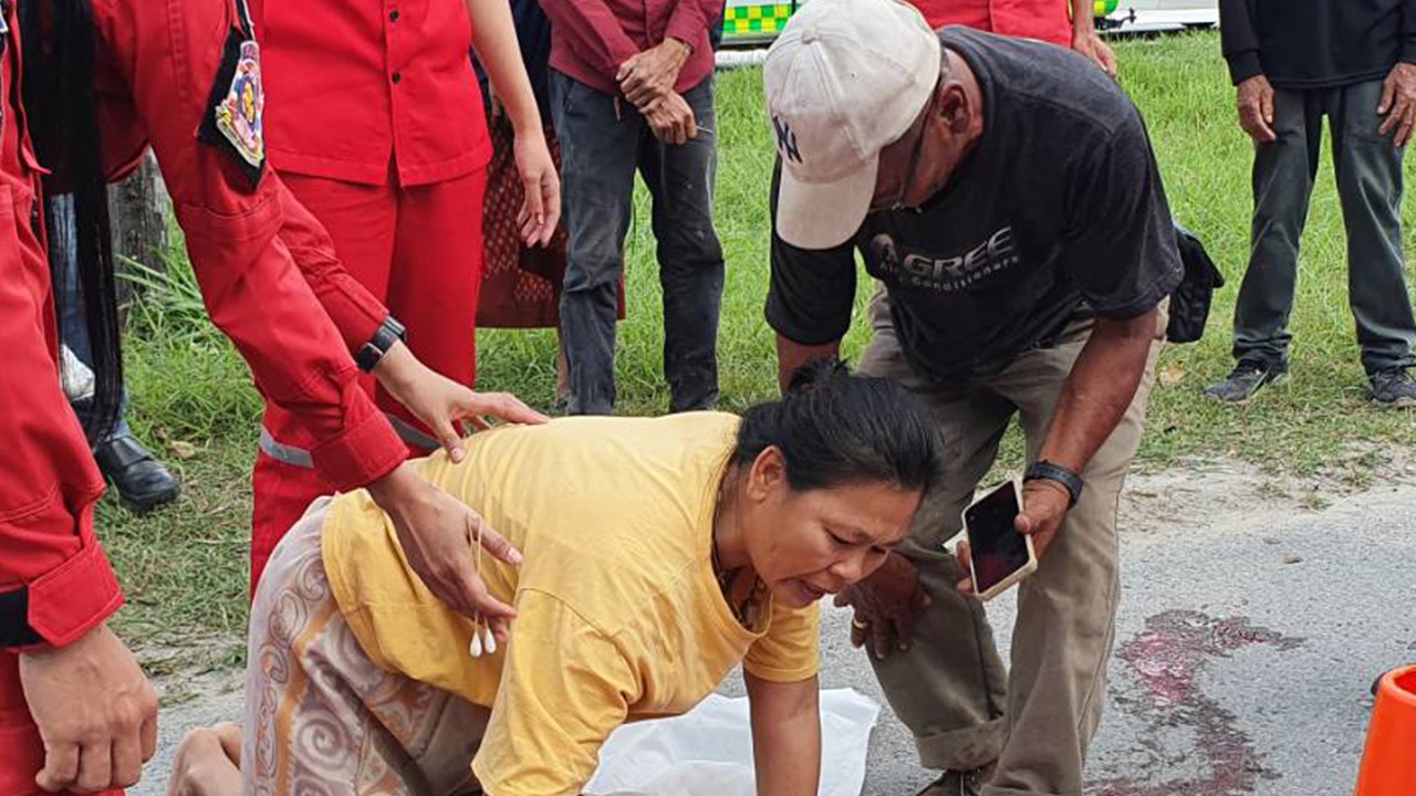 สาว 25 ชะตาขาด ขี่จยย.เสียหลักรถล้ม ถูก 10 ล้อวิ่งมาเหยียบดับสยอง