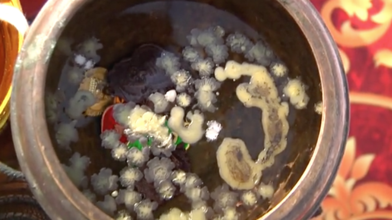 พิธีเบิกเนตร "ท้าวเวสสุวรรณ" ชาวบ้านแห่ส่อง "เลขเด็ด" ขันน้ำมนต์งวด 16/11/65