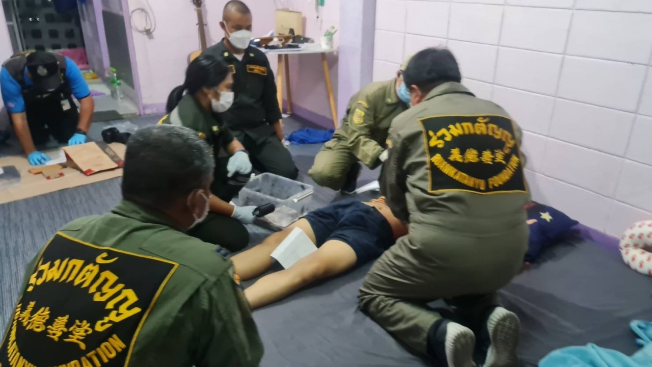 ส.ต.ท.บางซื่อ เครียด ทะเลาะกับแฟน ขอลาโลก ใช้ปืนยิงตัวตายคาแฟลต