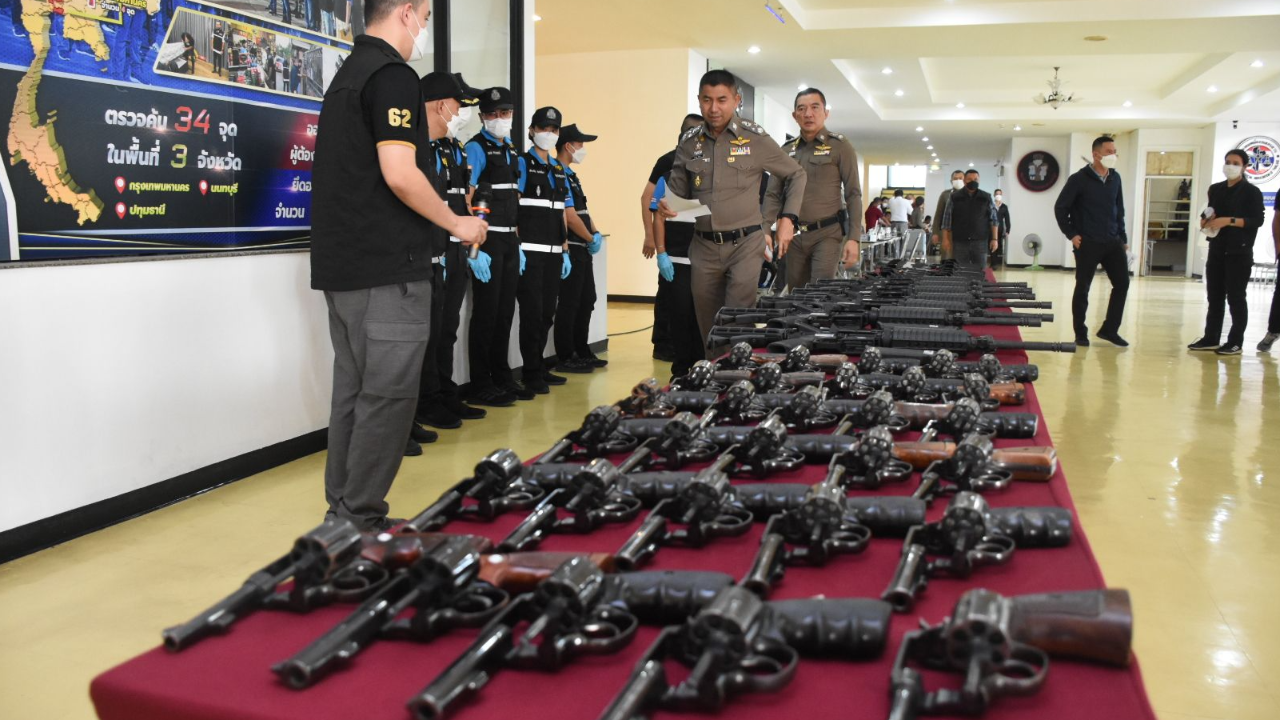 ยึดคืนได้ 64 กระบอก ปืน สภ.ปากเกร็ด พบถูกขายตลาดมืด ไปไกลถึง ตปท. 