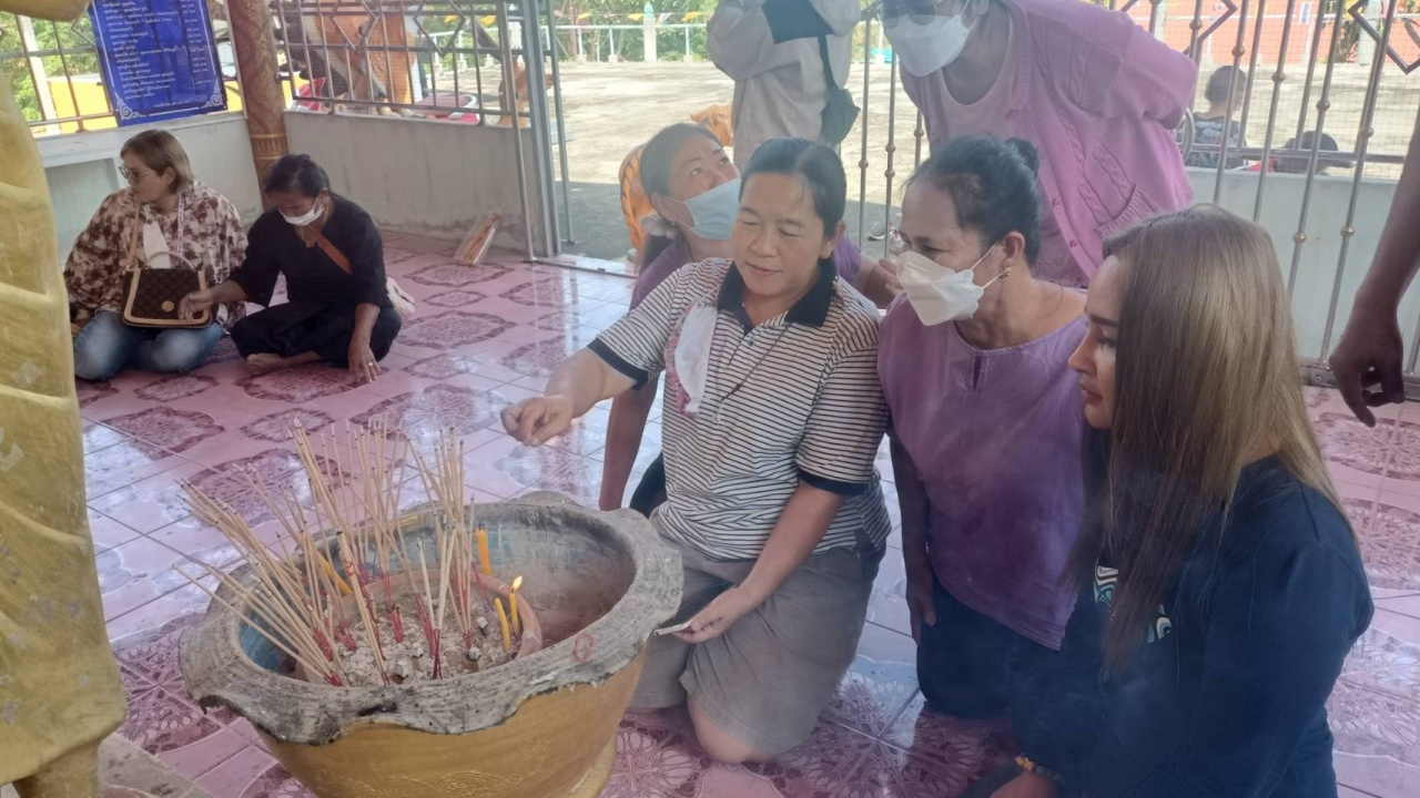 คอหวยแห่ถวายไข่เป็ดคู่ แก้บนหลวงพ่อขาว ไม่พลาดขอ "เลขเด็ด" ลุ้นโชค 16/11/65