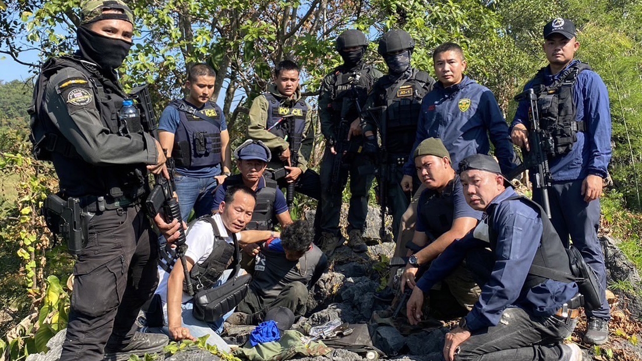 "ไอ้คลั่ง" จนมุม ยิงกลางทุ่งนา ตาย 1 เจ็บ 2 ตร.ยันควบคุมสถานการณ์ได้แล้ว