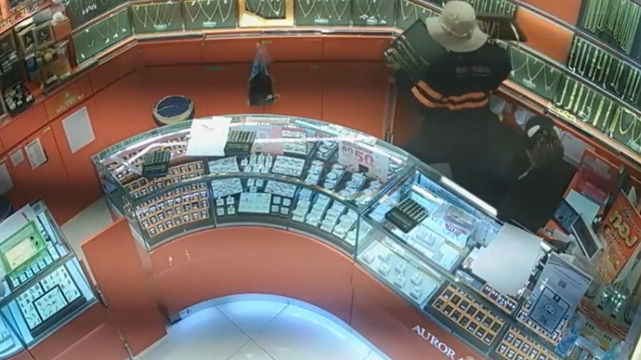 โจรบุกเดี่ยวจี้ชิงทองเกือบ 50 บาท จากร้านทองในห้างดังย่านพัทยาใต้