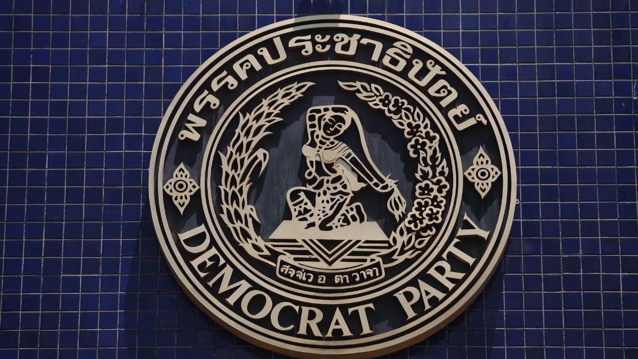 “พิมพ์ภัทรา” โบกมือลาประชาธิปัตย์ ซบรวมไทยสร้างชาติ แง้ม จ่อย้ายอีกชุดใหญ่