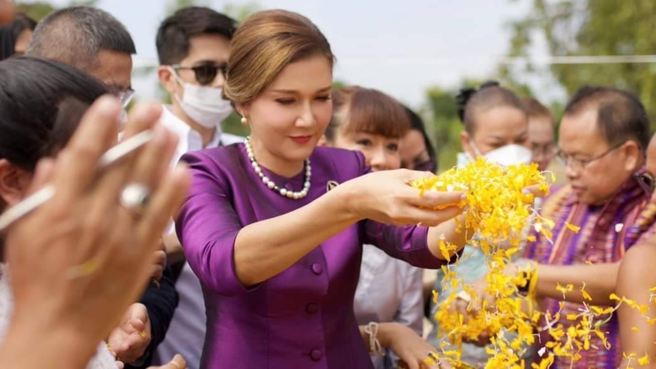 งดงาม แอน สิเรียม สวมชุดไทยสีม่วง ทำบุญทอดกฐิน จ.ศรีสะเกษ