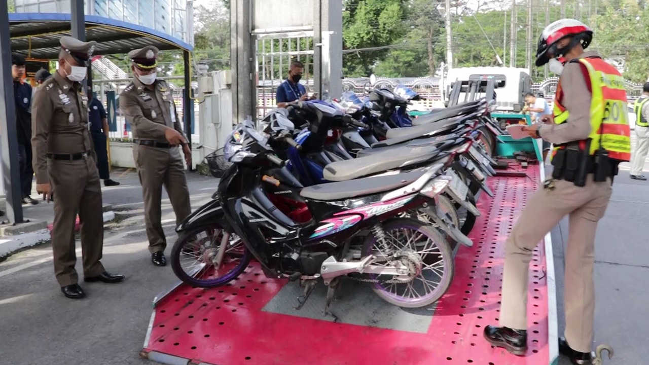 วัยรุ่นเซ็ง ตำรวจไปเยือนเทคนิคนครศรีธรรมราช ยึดจยย.แต่งซิ่ง 60 คันรวด