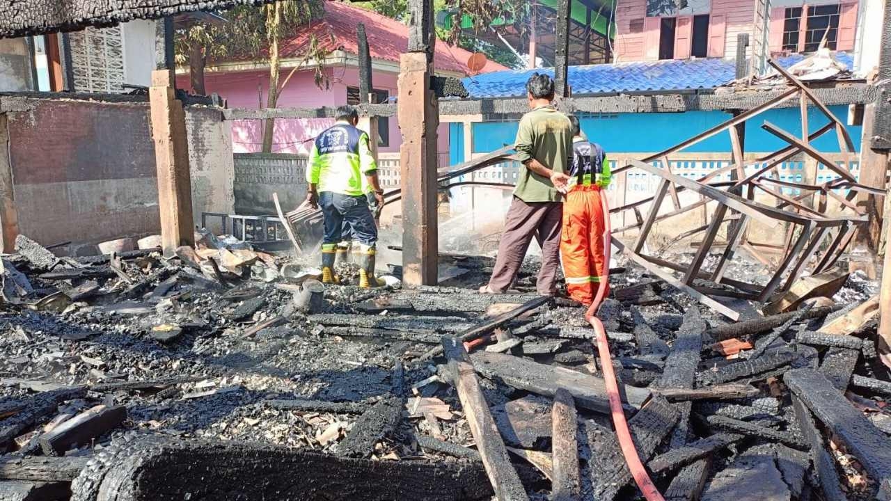 ไฟเผาวอดศาลาวัด ไหม้โลงศพที่ตั้งสวดร่วงตกลงมา ญาติตั้งบำเพ็ญกุศลต่อ 