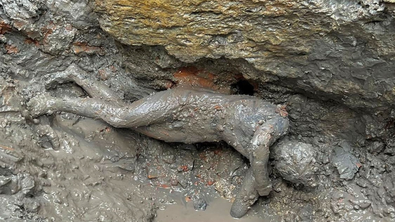 อิตาลีเฮ พบรูปหล่อสำริดโบราณ อายุกว่า 2 พันปี สภาพสมบูรณ์ ฝังใต้โคลน