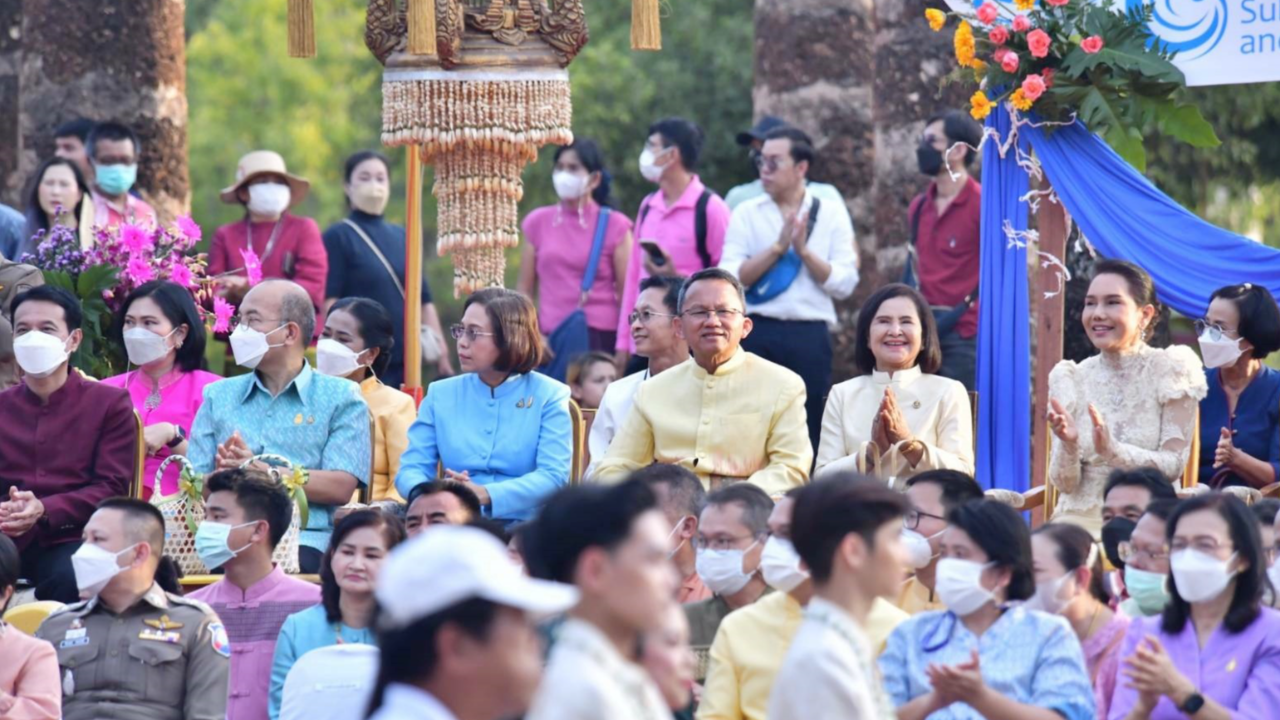"สมศักดิ์" ร่วมลอยกระทงสุโขทัย สืบสานประเพณีเก่าแก่ กระตุ้นท่องเที่ยว