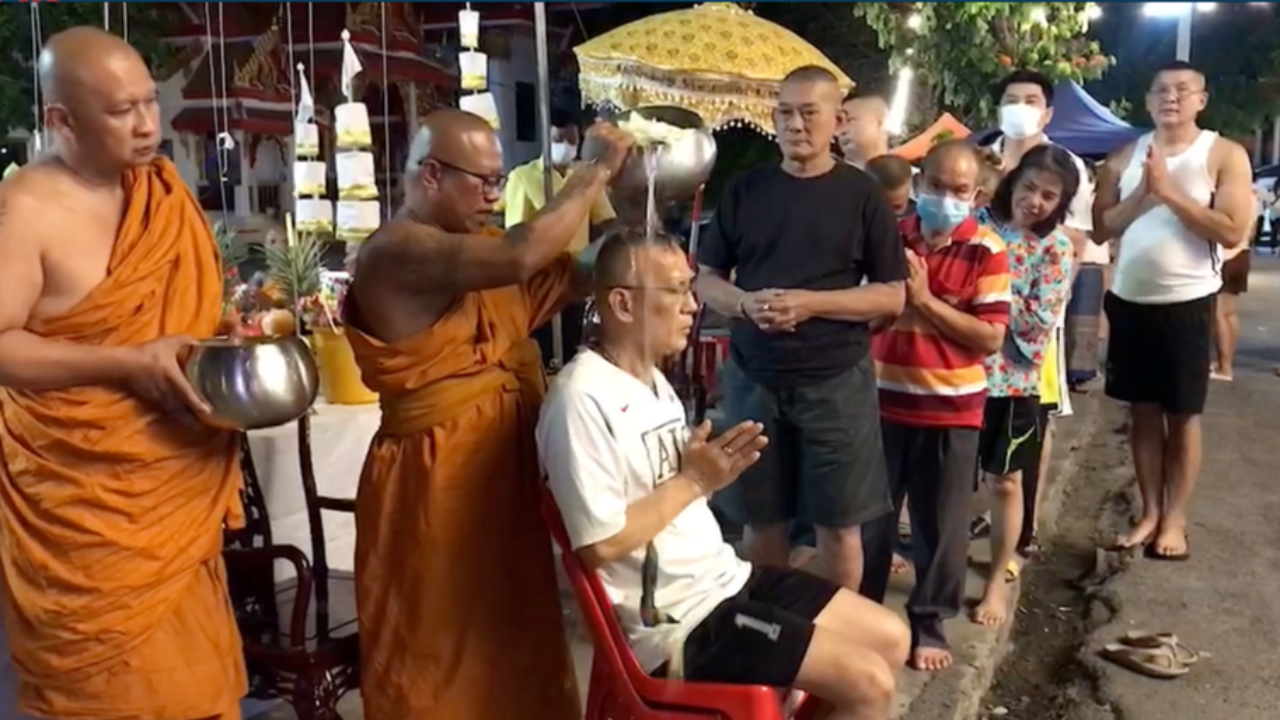 แห่ร่วมพิธี "อาบน้ำเพ็ญ น้ำทิพย์มนต์" ไม่หวั่นอาถรรพณ์จันทรคราส