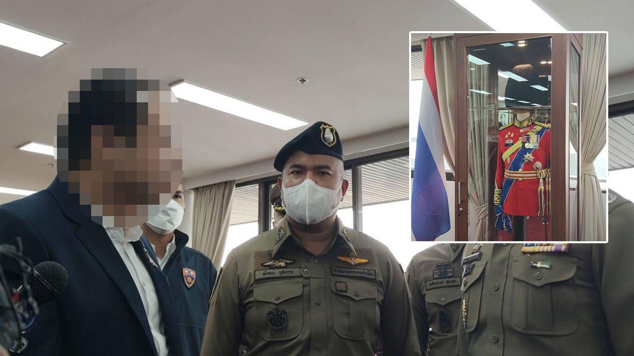 จับหนุ่มจีนคาสมาคมพ่อค้าไทย สวมบัตร พกเครื่องแบบทหาร มีรถตำรวจนำขบวน