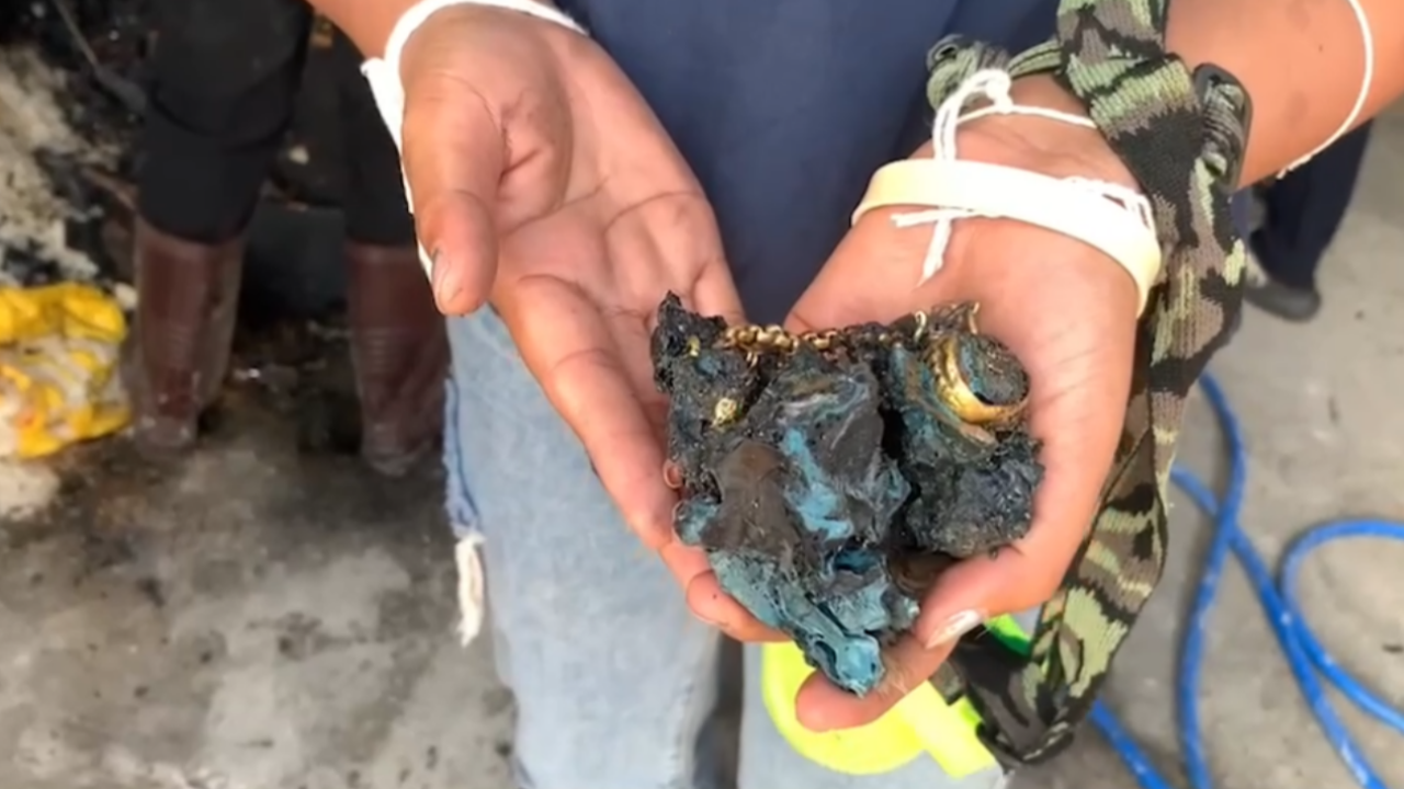 ไฟไหม้บ้าน ยายรีบบอกหลานมีทองซ่อนไว้ พบหลอมรวมกันเป็นก้อน 