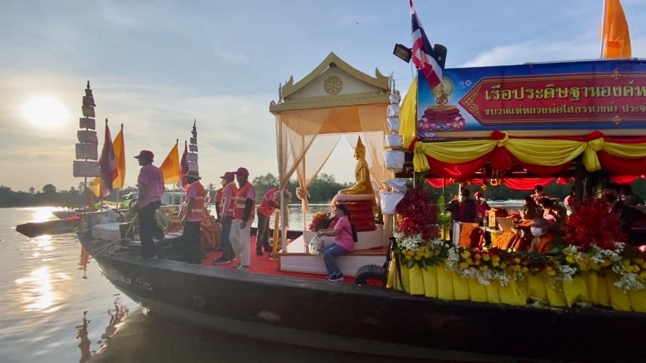 ชาวแปดริ้ว ต้อนรับขบวนแห่องค์หลวงพ่อพุทธโสธรทางน้ำ ปี 65 ที่ อ.บางคล้า