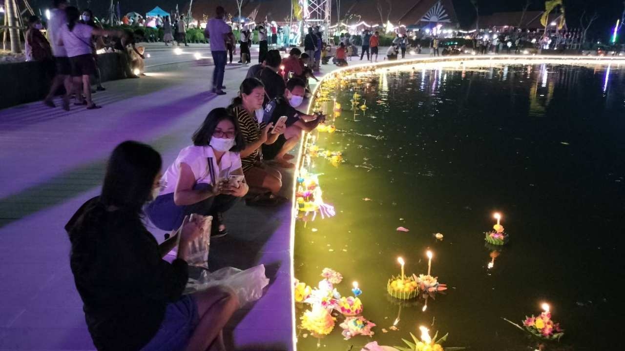 ลอยกระทงโคราชคึกคัก คนร่วมมือใช้วัสดุธรรมชาติ แห่อธิษฐานขอพรกลางแสงจันทร์