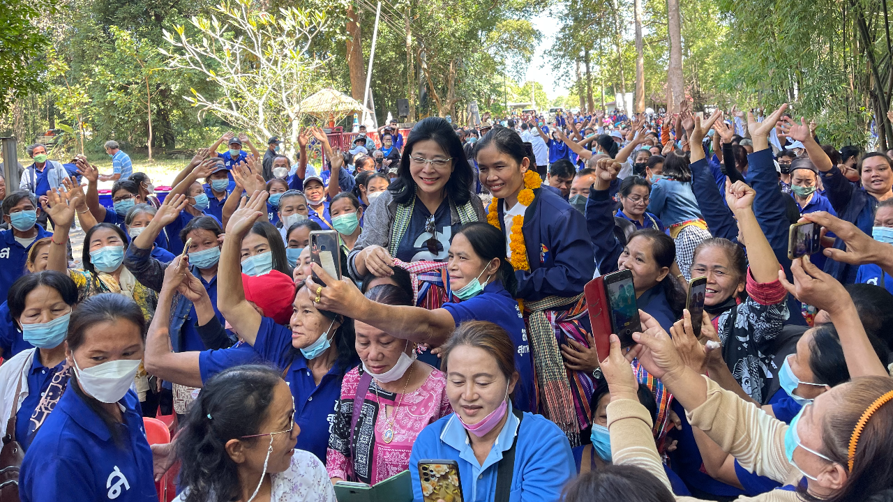 "สุดารัตน์" อ้อน คนยโสธร ขอเป็นนายกฯ หญิงคนอีสาน มุ่งแก้ปัญหาความยากจน