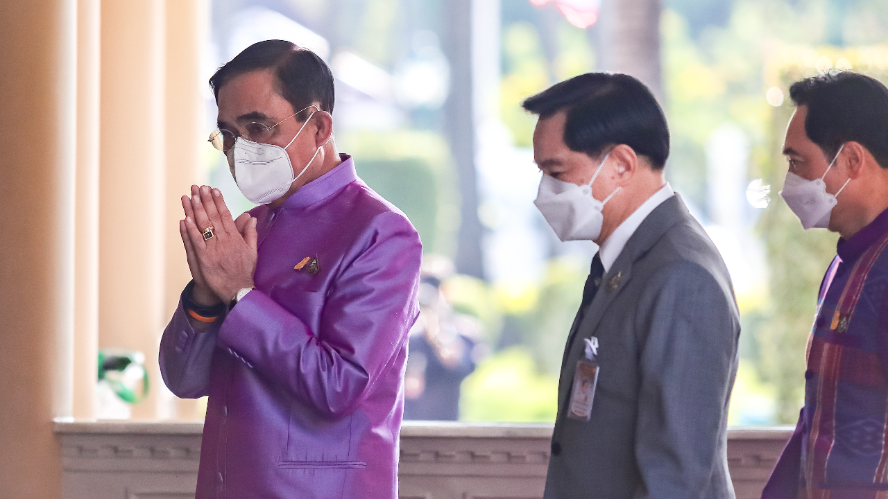 "พีระพันธุ์" ประกบ "บิ๊กตู่" บอก "เหรอ" หลัง "บิ๊กป้อม" ไม่ห้าม ย้ายพรรค