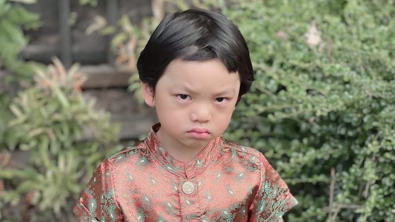 เอ็นดู น้องไทก้า กับปฏิกิริยาหลังถูกจับใส่ชุดไทยในวันลอยกระทง (คลิป)