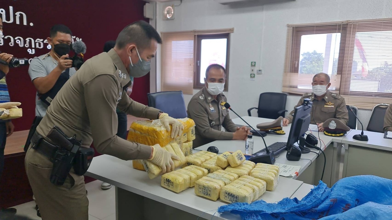 ล่อซื้อ ก่อนรวบ 2 จีนฮ่อ ส่งยาบ้า 2 แสนเม็ด ลดกระหน่ำเหลือเม็ดละ 9 บาท