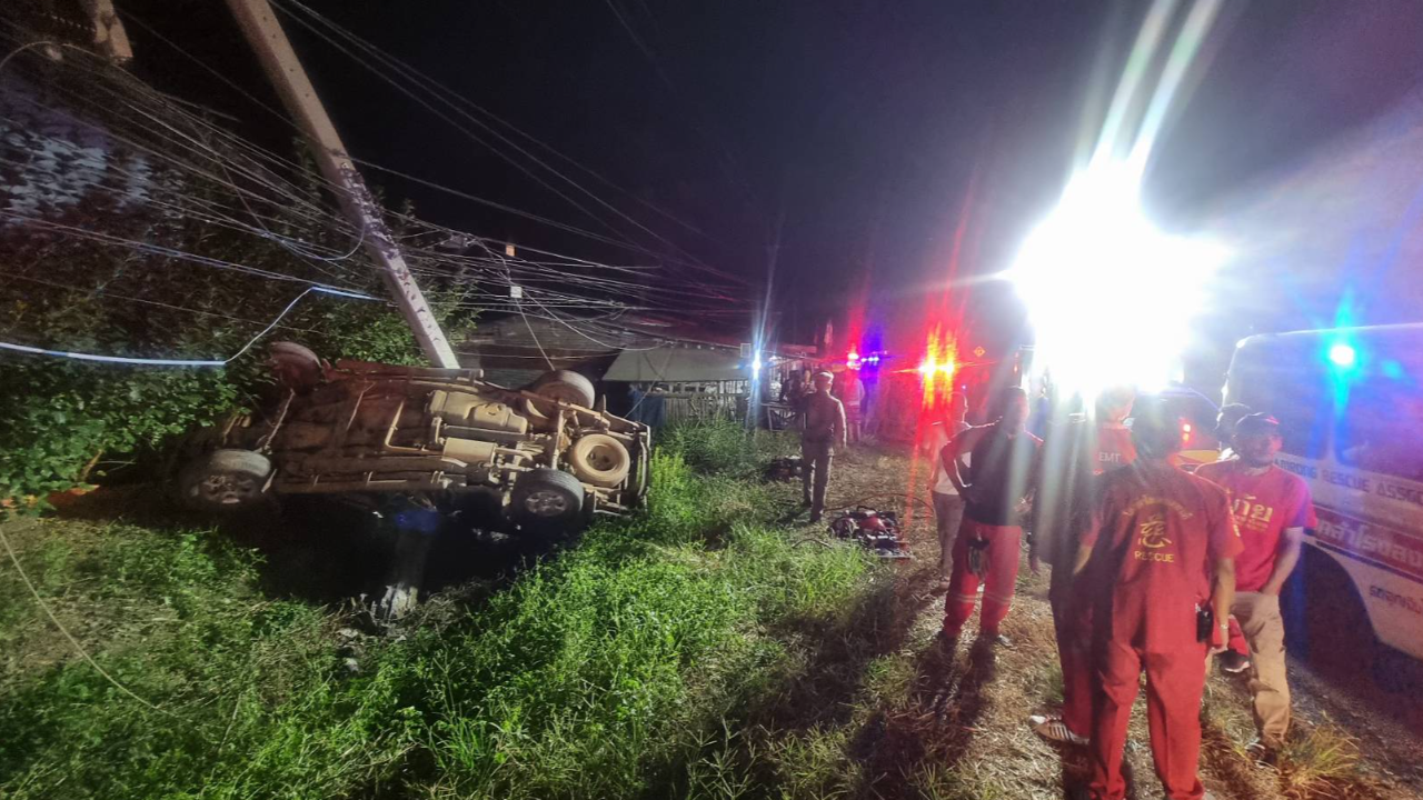 กระบะเบรกหมุนเสียหลัก พุ่งตกข้างทาง-ฟาดเสาไฟฟ้า เจ็บ 2 สังเวย 1 ศพ