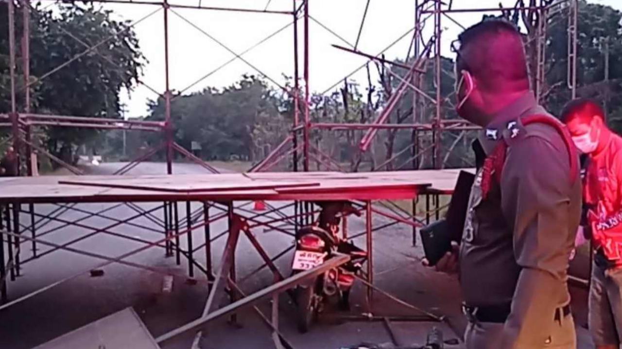 เคราะห์ร้าย หนุ่ม 24 ขี่จยย.ชนเวทีงานลอยกระทงที่ตั้งกลางถนน คอหักตาย