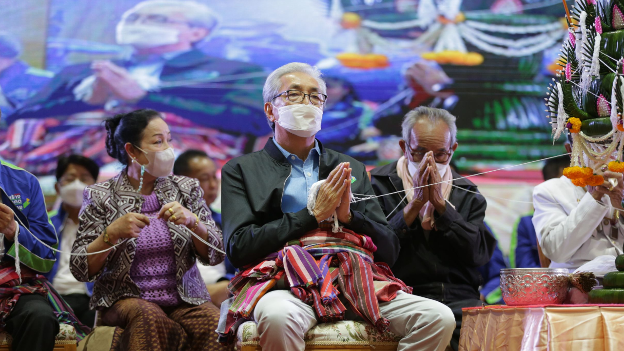 สอท. เปิดตัว 32 ว่าที่ผู้สมัคร ส.ส.อีสาน “สมคิด” เขิน โดนชาวบ้านตะโกนเรียกนายกฯ