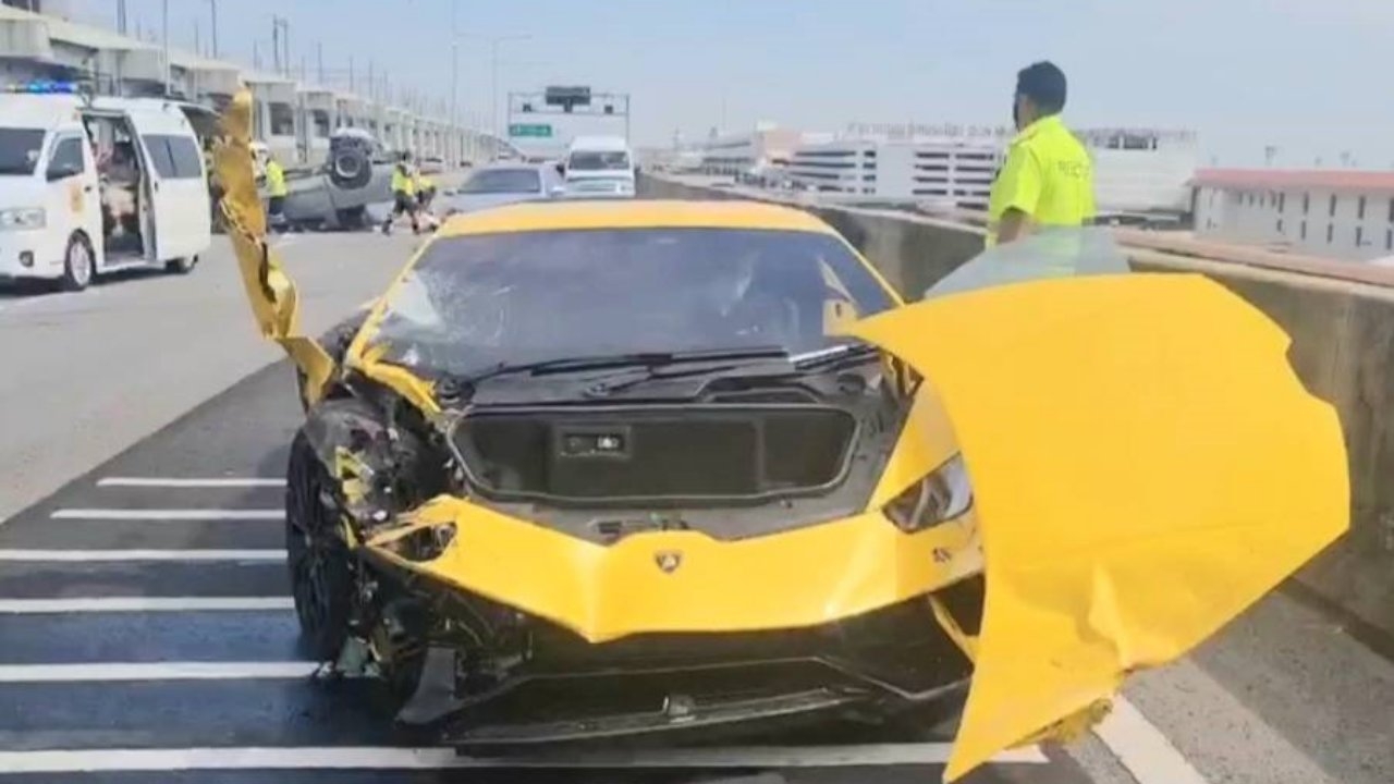 ลัมโบร์กินีชนเก๋งเสียหลักอัดเสาไฟฟ้า กระบะชนท้ายซ้ำคว่ำเจ็บ 5 บนโทลล์เวย์