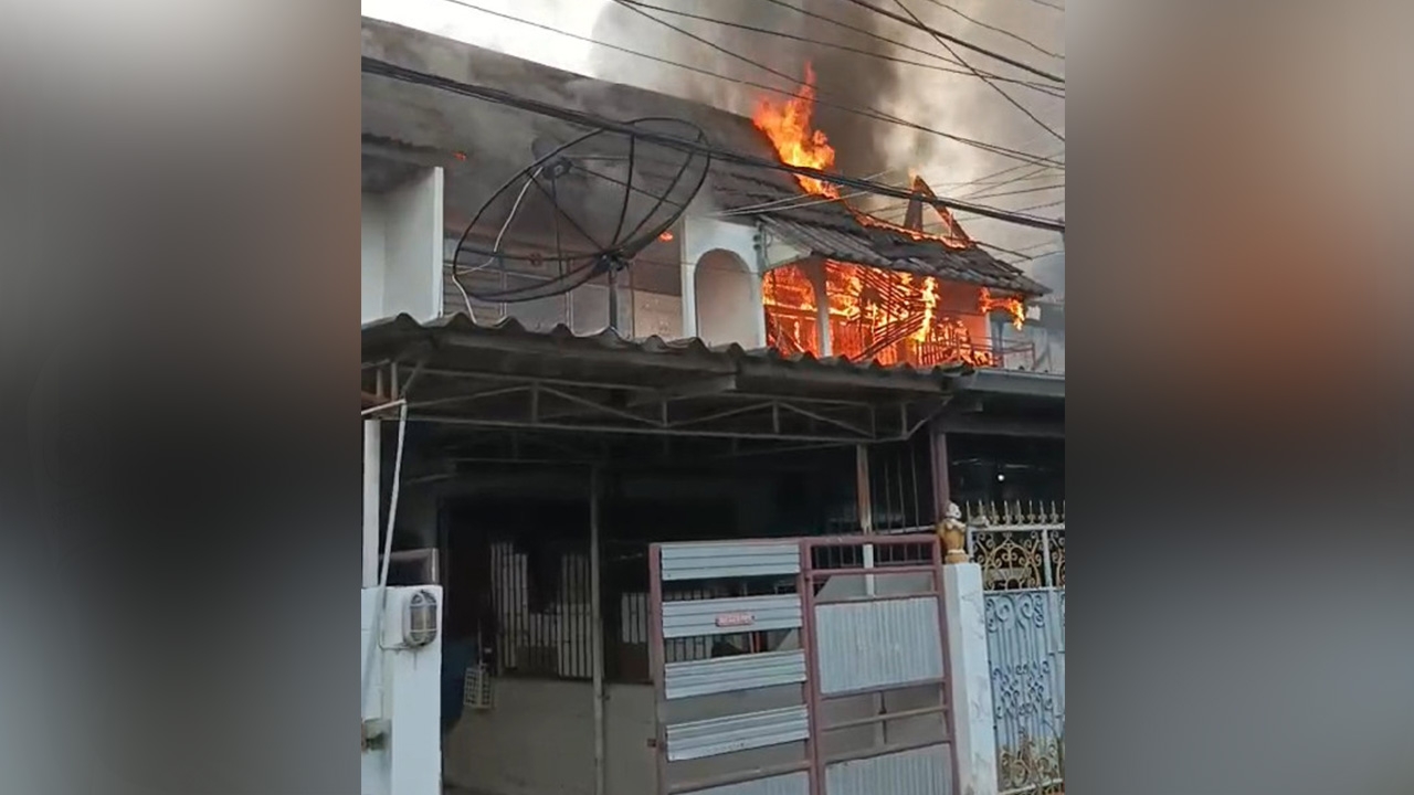 ไฟไหม้ในซอยพหลโยธิน 52 เสียหาย 5 หลัง ช่วยผู้ติดค้างออกมาได้ 2 ราย