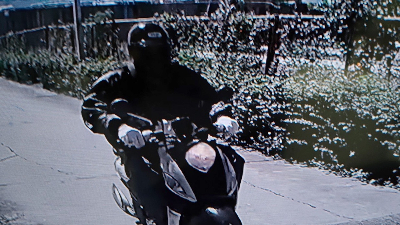 โจรชุดดำบุกเดี่ยวชิงทองห้างโลตัสเสนา ยิงตู้แตก กวาดไป 60 บาท