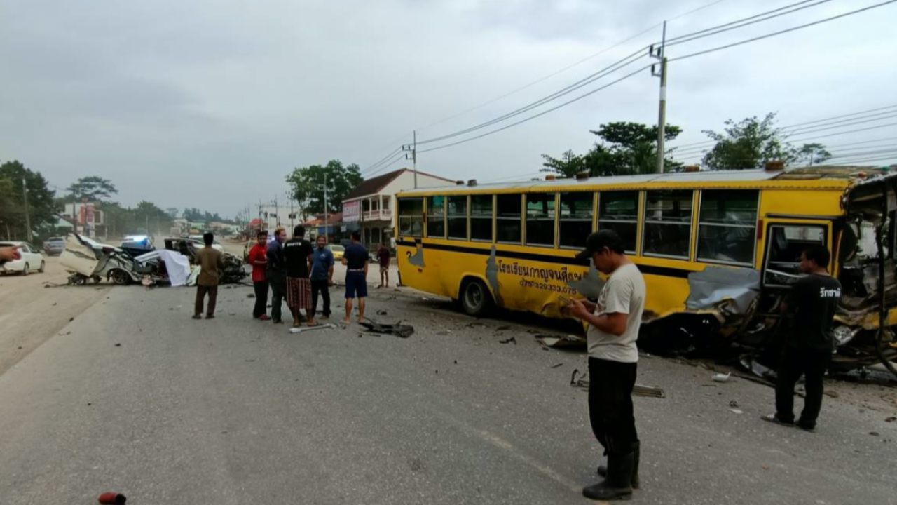 ปิกอัพแซงไม่พ้น พุ่งชนรถนักเรียน คนขับดับคาซาก บาดเจ็บอีก 8  