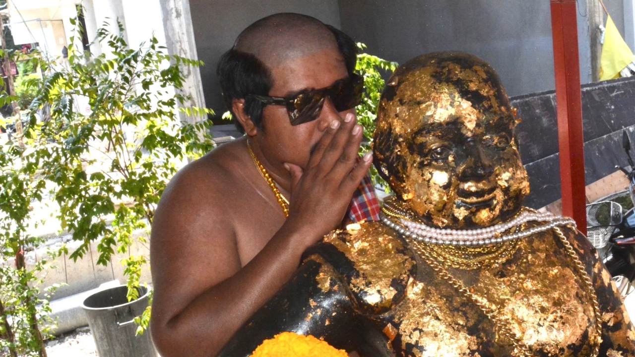 "พ่อขุนช้าง" มาร่วมทำบุญทอดกฐิน วัดไผ่แขก แถมโชว์ "เลขเด็ดงวดนี้" หางประทัด