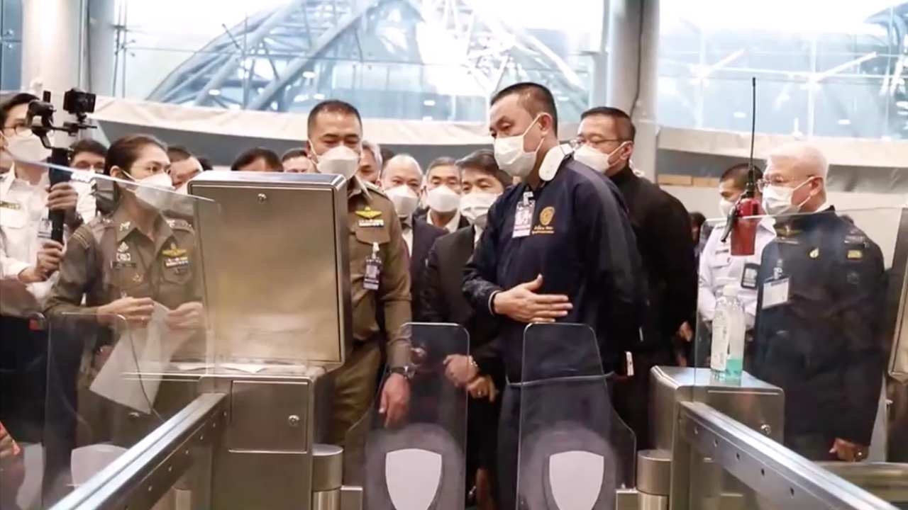ศักดิ์สยาม ตรวจสนามบินสุวรรณภูมิ รับเร่งแก้ความแออัดช่อง ตม.ช่วงเร่งด่วน