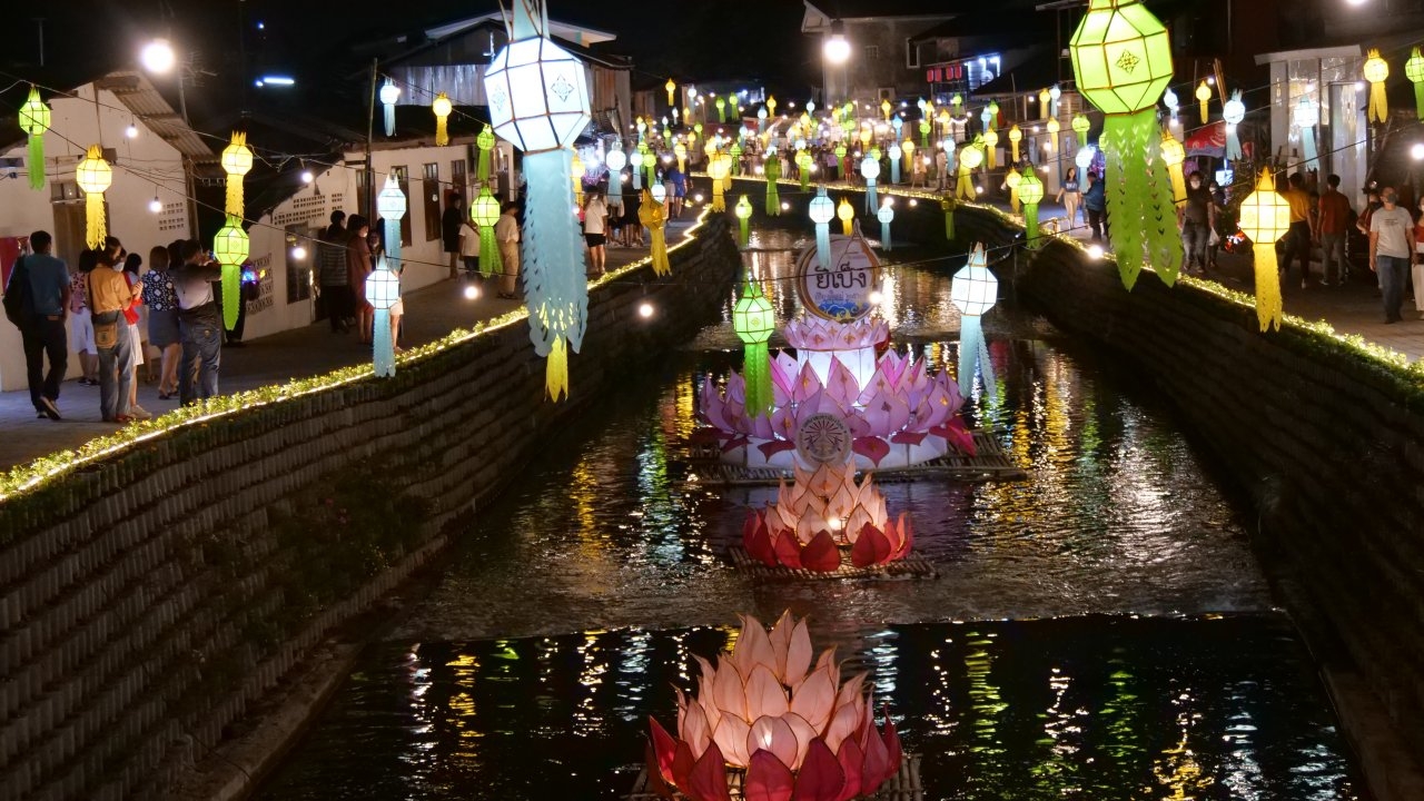 ประเพณียี่เป็งเชียงใหม่ คลองแม่ข่า คนเดินแน่น ลานท่าแพประดับโคมสุดงดงาม 