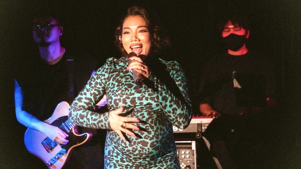 ดา เอ็นโดรฟิน อุ้มท้องโต 6 เดือน ควงสามีออกงาน ดันโดนทักแรงว่า "อ้วน"