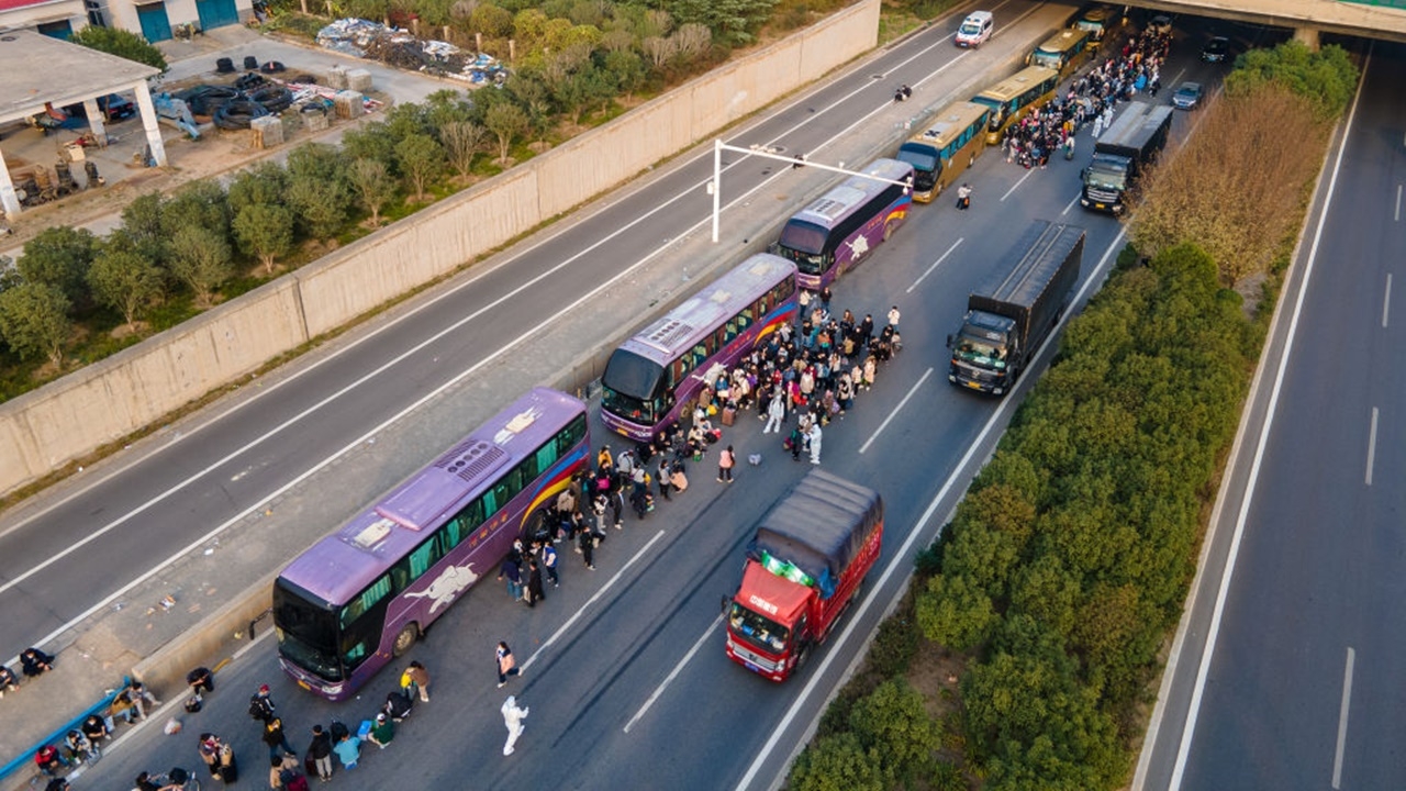 จีนล็อกดาวน์โควิด 600,000 คน รอบโรงงานผลิตไอโฟนใหญ่สุดในโลก