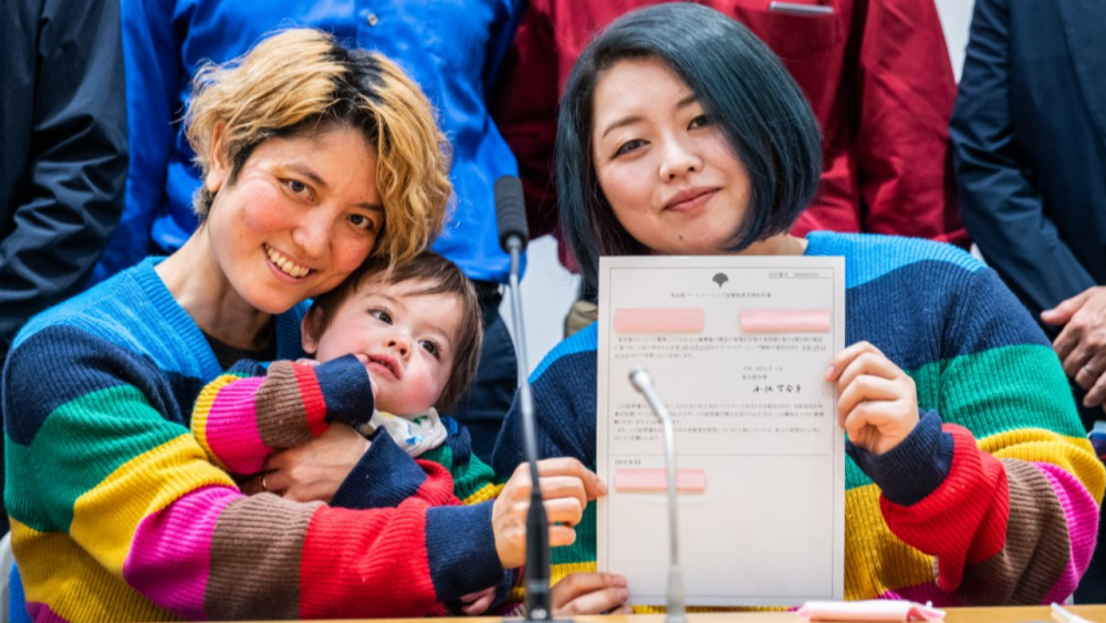 คู่รักเพศเดียวกันเฮ โตเกียวออกใบรับรองชีวิตคู่ให้ แห่สมัครเพียบกว่าร้อยคู่