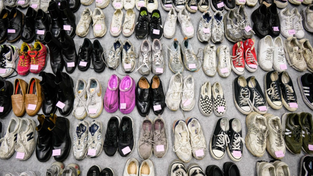 สลด ญาติเหยื่อโศกนาฏกรรมอิแทวอนเข้ายืนยันสิ่งของส่วนตัวของผู้ตาย