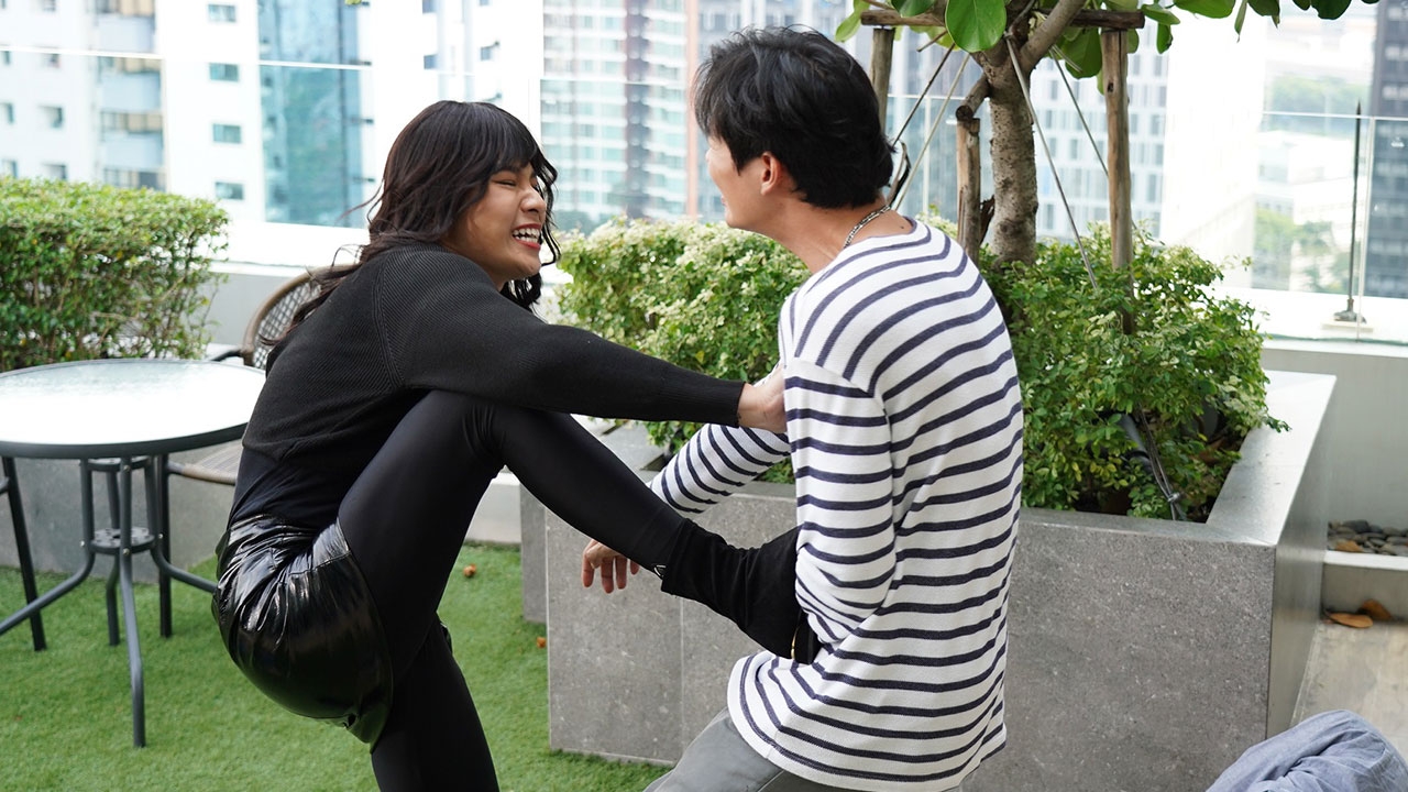 สิงโต นุ่งสั้นบู๊ ฟาดเตะ เปรม หวิดโป๊ะแตก ใน "เจนนี่ กลางวันครับ กลางคืนค่ะ"