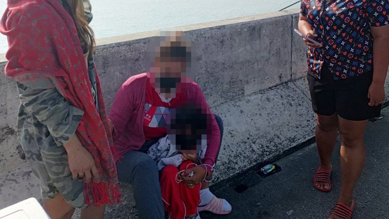 พลเมืองดีคว้ามือสาวคิดสั้น หวังโดดสะพานต่อหน้าลูก เพื่อจบปัญหาครอบครัว