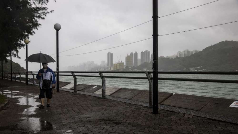 ฮ่องกงเตือนภัย พายุ ‘นัลแก’  มาแล้ว ขณะมุ่งหน้าถล่มจีน