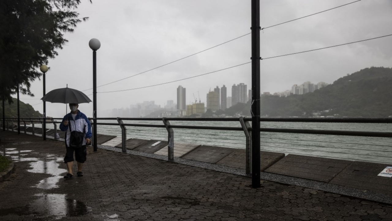 ฮ่องกงเตือนภัย พายุ ‘นัลแก’  มาแล้ว ขณะมุ่งหน้าถล่มจีน