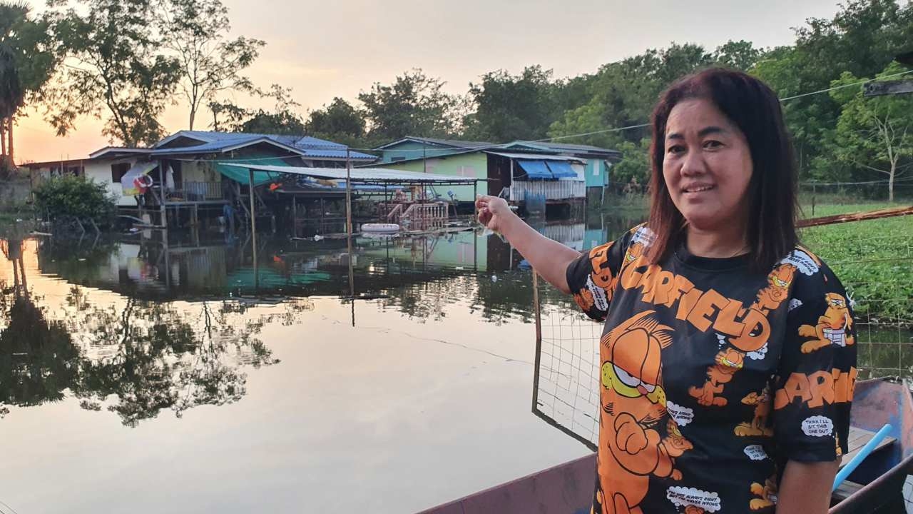 ชาวบ้านงิ้ว อ.สามโคก สุดระทม โดนน้ำท่วมมา 4 เดือน เผยจุดนี้ท่วมซ้ำซาก